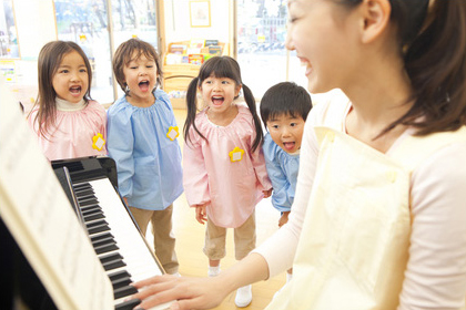 歌う園児とピアノを弾く女性